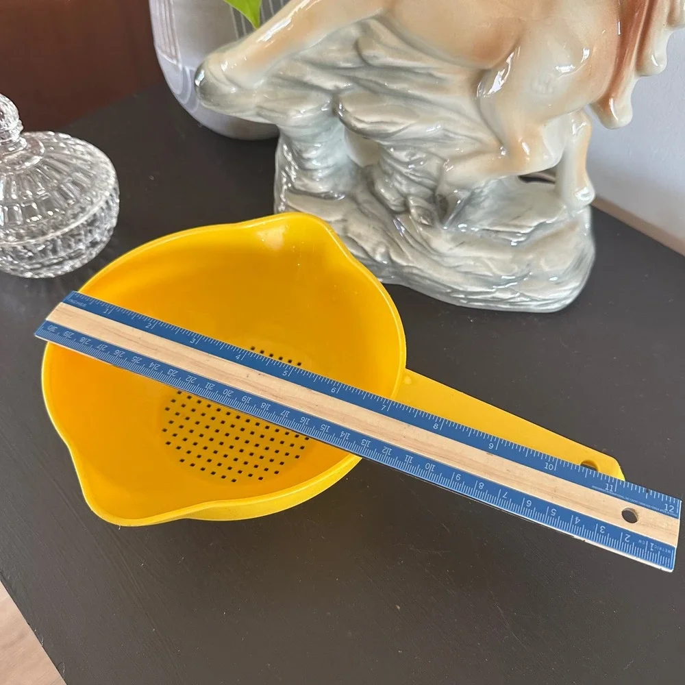 Vintage Tupperware Yellow Handheld Colander Strainer 2 Cup 1522 Spouts Handle